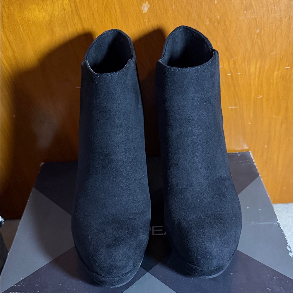 Xappeal Elegant Black Suede Wedge Boots